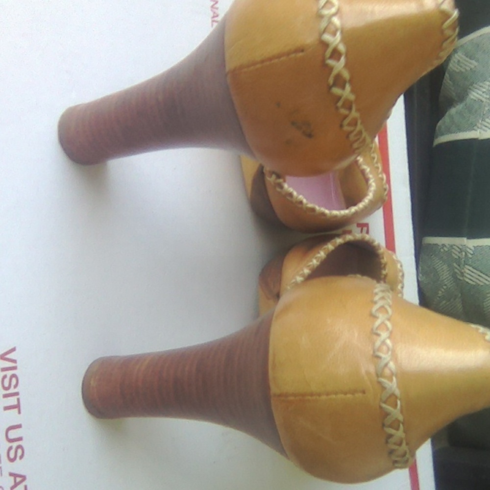 BCBGMAXAZRIA Leather high heels in excellent condition.Size 7.5 B.MSRP $ 259 - Picture 5 of 9